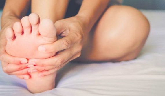 Ngërçi i gishtave të këmbës – nga nga çka shkaktohet dhe si mund ta trajtoni