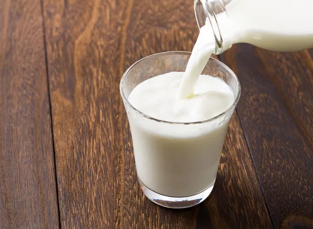 Një gotë qumësht në ditë mbron nga kanceri, sëmundjet e zemrës dhe mbipesha