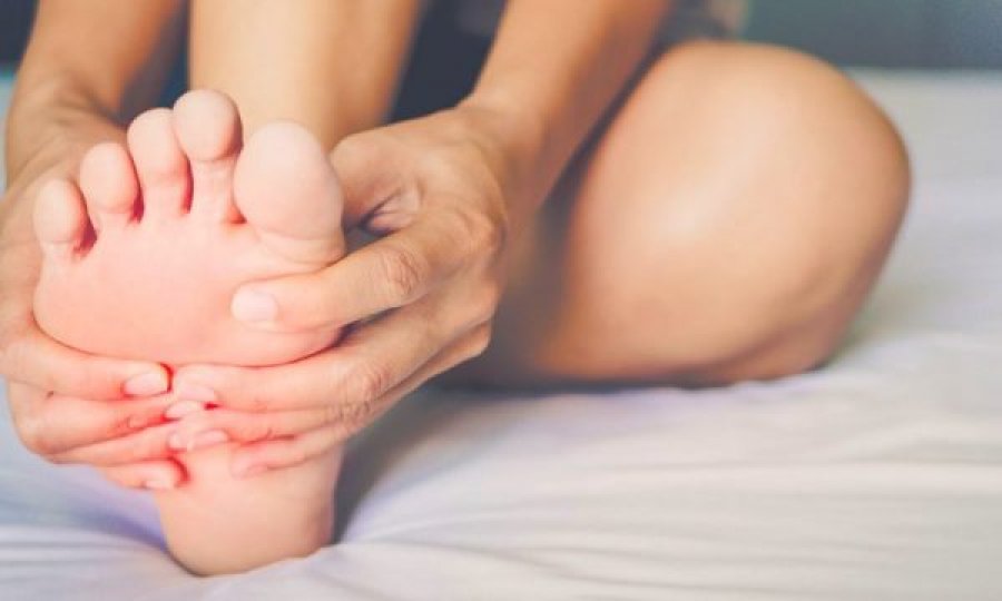 Ngërçi i gishtave të këmbës – nga nga çka shkaktohet dhe si mund ta trajtoni