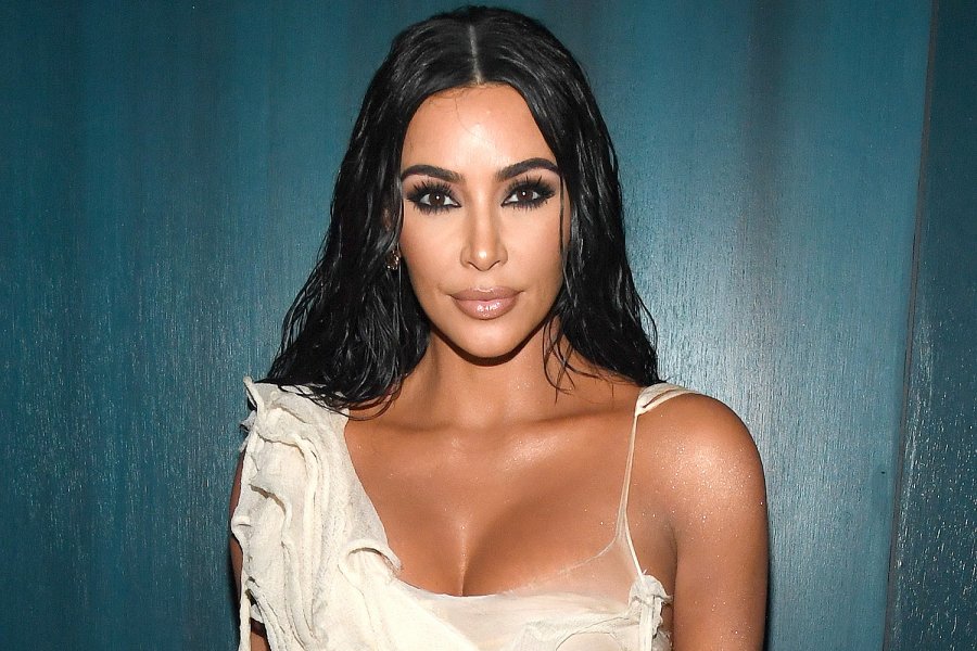 Kim Kardashian pozon përpara 'frajerave' të motrave