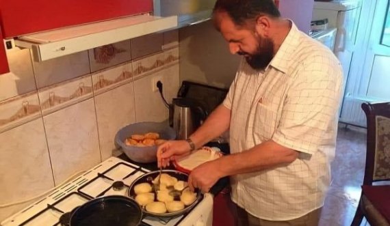 Shefqet Krasniqi pozon nga kuzhina, bën llokuma për iftar