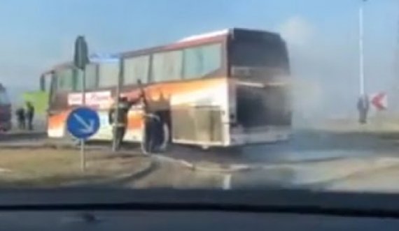 Në Fushë Kosovë një person ja vënë flakën autobusit pasi shefi nuk ia dha pagën  
