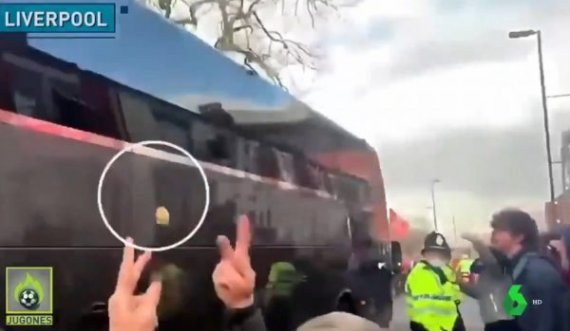 Pamje të momentit kur sulmohet autobusi i Real Madridit nga tifozët e Liverpoolit