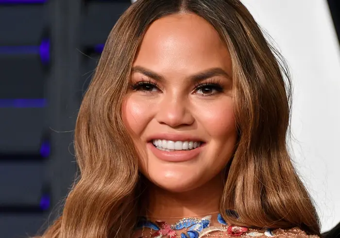 Chrissy Teigen tregon sekretin e fytyrës/ Ky vaj bën mrekulli 