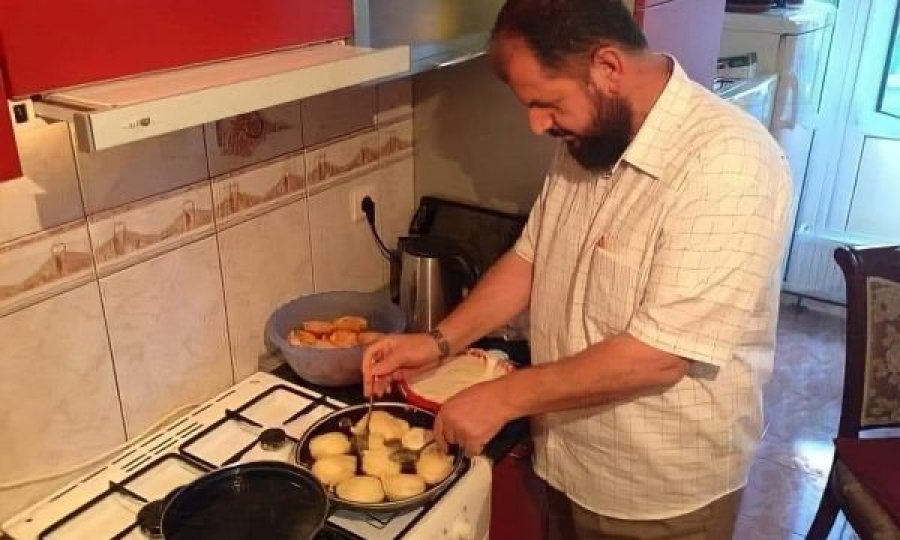 Shefqet Krasniqi pozon nga kuzhina, bën llokuma për iftar