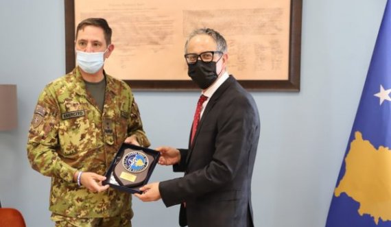 Ministri Vitia takohet me komandantin e KFOR’it, diskutojnë për menaxhimin e pandemisë