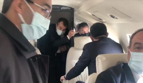 Probleme me motorin, aeroplani ku gjendej ministri e disa deputetë bën ulje të detyruar