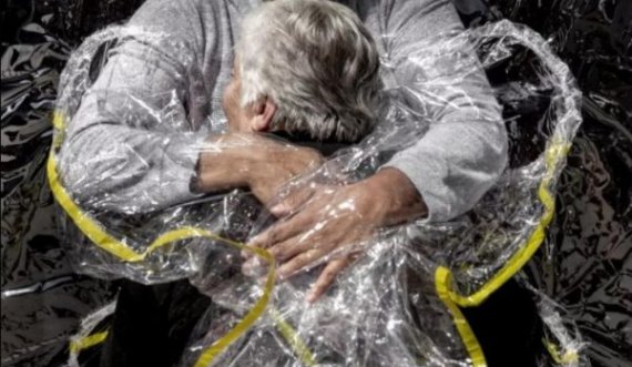  Një përqafim në kohë pandemie fiton çmimin e fotografisë së vitit 