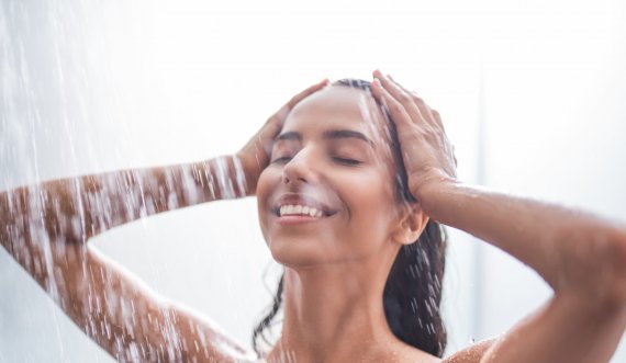 Nëse doni lëkurë të shëndetshme, mos e bëni më këtë gabim në dush!