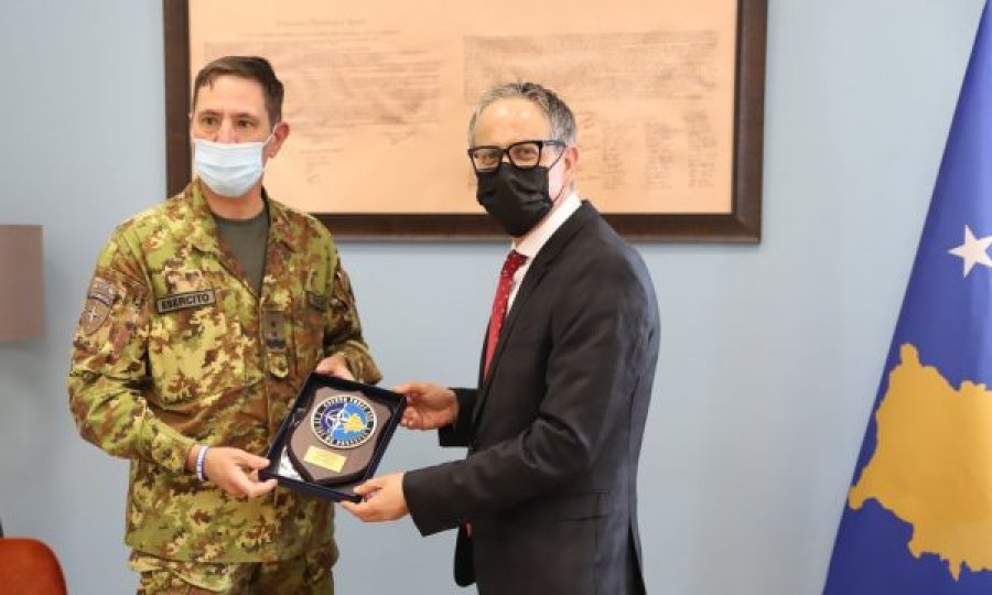Ministri Vitia takohet me komandantin e KFOR’it, diskutojnë për menaxhimin e pandemisë