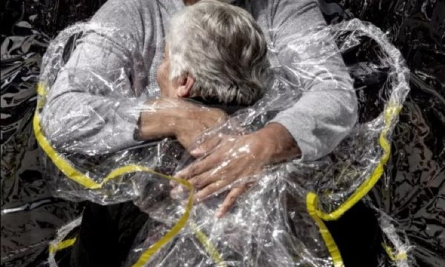  Një përqafim në kohë pandemie fiton çmimin e fotografisë së vitit 