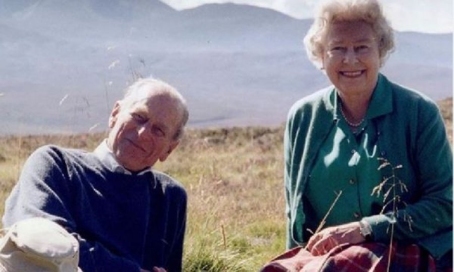  Mbretëresha e Anglisë ndan një fotografi të rrallë me Princin Charles 