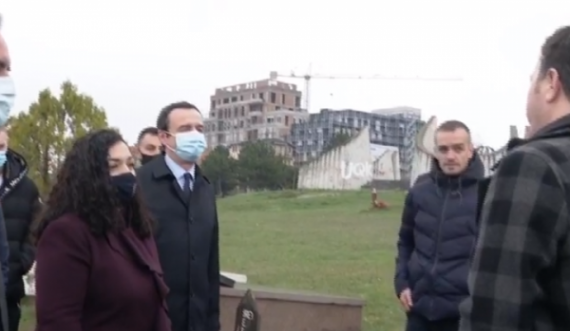 Vëllai i dëshmorit i ankohet Kurtit për ish-qeveritë, ia kujton frazën “ju edhe në tendera të deshmorëve vidhni”