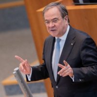 Armin Laschet e siguron përkrahjen e partisë së Merkelit për kancelar