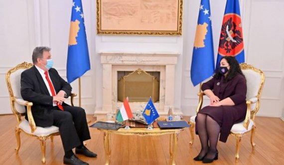 Vjosa Osmani takon ambasadorin e Hungarisë, merr mbështetje për procesin e liberalizimit të vizave 