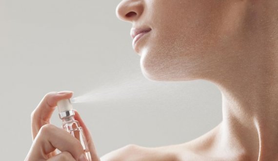 Nëse doni që era e parfumit t’ju zgjasë më shumë, duhet të dini patjetër këto sekrete!