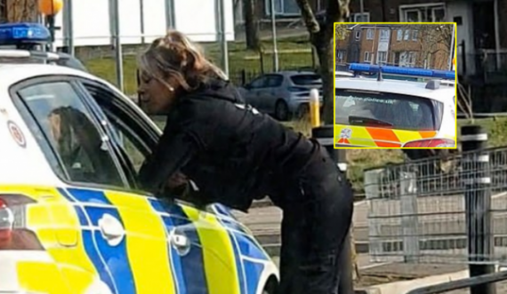  Policët britanikë puthen për 20 minuta në veturë, policja del edhe jashtë 