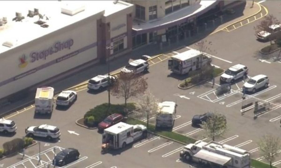 Sulm në një supermarket në Amerikë, vrasësi zhduket duke i hipur autobusit