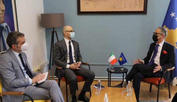  Arben Vitia takohet me ambasadorin e Italisë në Kosovë, flasin për vaksinat 