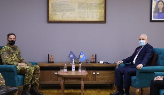 Xhelal Sveçla takohet me komandantin e KFOR-it, flasin për bashkëpunim 