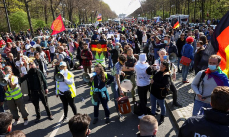  Gjermanët protestojnë kundër ligjit të ri për izolim 