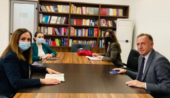 Azemi takohet me ministren e Arsimit, Arbërie Nagavcin, flasin për shtesat prej 100 eurove