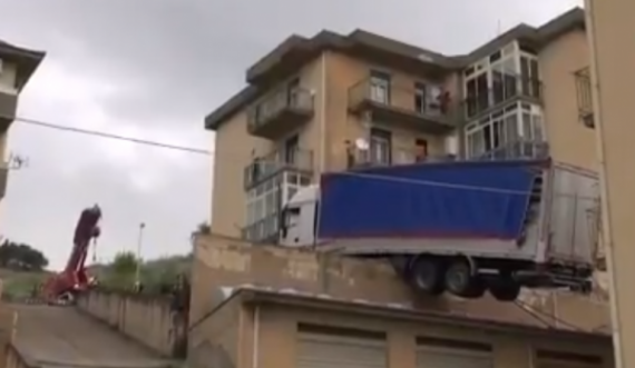 Manovra e gabuar e shoferit, kamioni përfundon mbi ndërtesë
