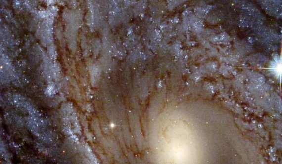 Hubble tregon një pamje mbresëlënëse të një galaktike spirale