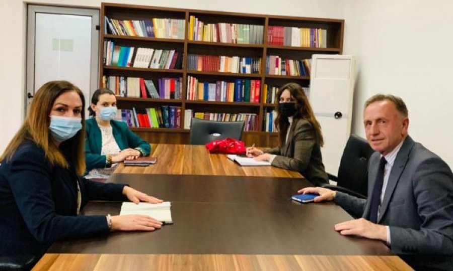 Azemi takohet me ministren e Arsimit, Arbërie Nagavcin, flasin për shtesat prej 100 eurove