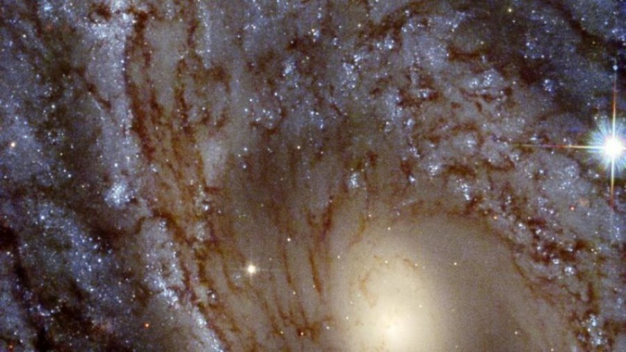 Hubble tregon një pamje mbresëlënëse të një galaktike spirale