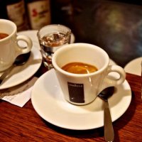 Pandemia bën edhe këtë: Kafe në lokal, por me filxhanin tënd