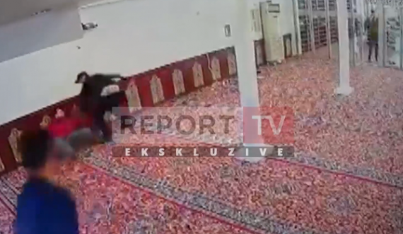 Pamje të rënda: Momenti kur sulmohen me thikë besimtarët në xhaminë e Tiranës