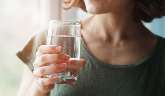 Këto 8 shenja tregojnë se ju nuk po pini ujë mjaftueshëm