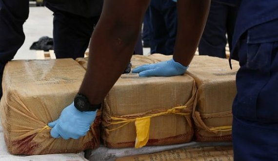 Momenti kur roja bregdetare amerikane ndalon barkën me 2.500 kilogramë kokainë /VIDEO