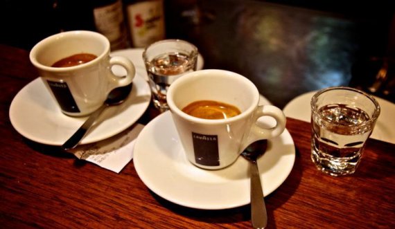 Pandemia bën edhe këtë: Kafe në lokal, por me filxhanin tënd 