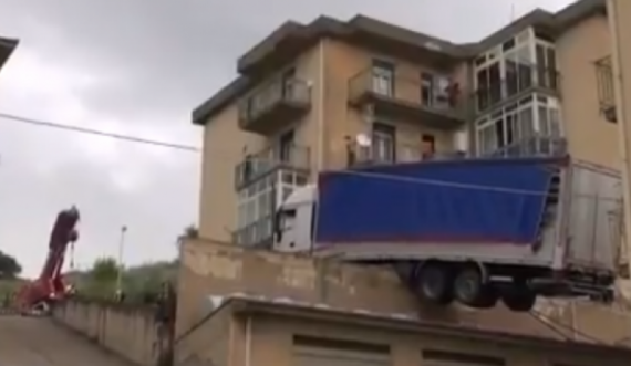 Manovra e gabuar e shoferit, kamioni përfundon mbi ndërtesë 