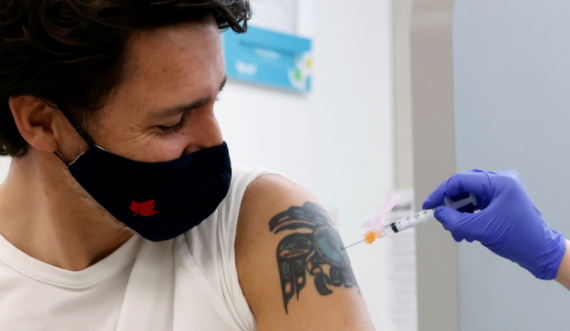  Kryeministri kanadez merr vaksinën e AstraZeneca-s, bie në sy tatuazhi në krah 