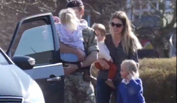  Kështu u pritën ushtarët britanikë nga familjet pasi përfunduan shërbimin në Kosovë 