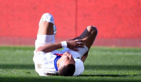 PSG fiton ndaj Metz, por i lëndohet Mbappe