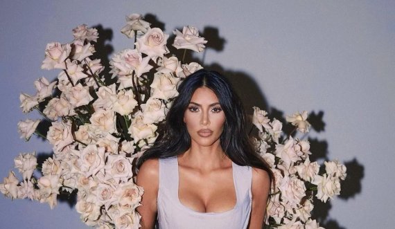 “Familja përgjithmonë”! Kardashianet pozojnë në bikine