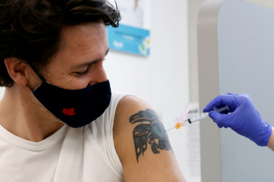  Kryeministri kanadez merr vaksinën e AstraZeneca-s, bie në sy tatuazhi në krah 