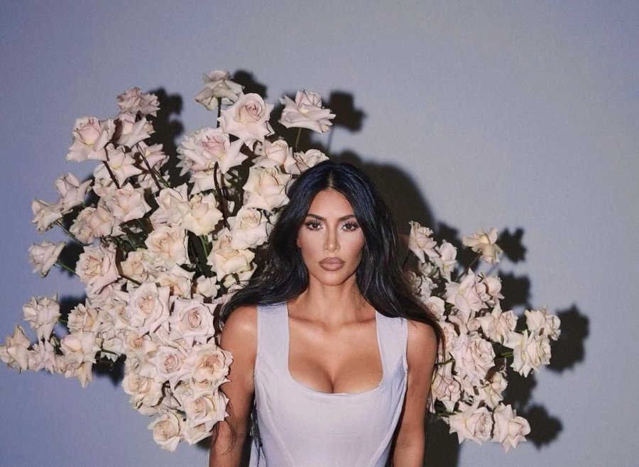 Kim Kardashian pozon në bikini