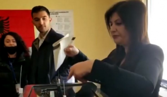  Jozefina Topalli voton: Ndryshimi fillon te kutia e votimit