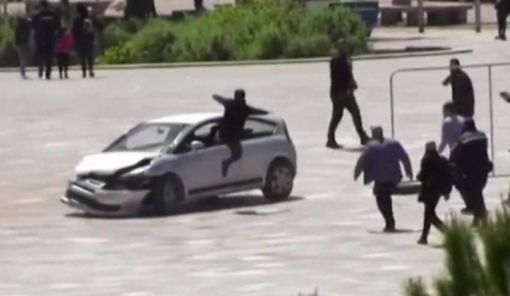 BBC raporton për incidentin në Shqipëri: Një person kërcen përmes dritares për ta ndaluar shoferin e rrezikshëm