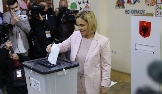 Monika Kryemadhi: Drejt qendrave të votimit të qetë e të bindur, vota është e shenjtë! 