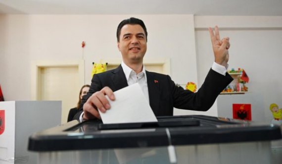  “Zoti e bekoftë Shqipërinë!”/ Lulzim Basha voton me 2 gishtat lart 