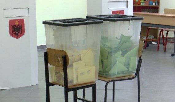 Ministri i Qeverisë Kurti shkon për të votuar në Tiranë