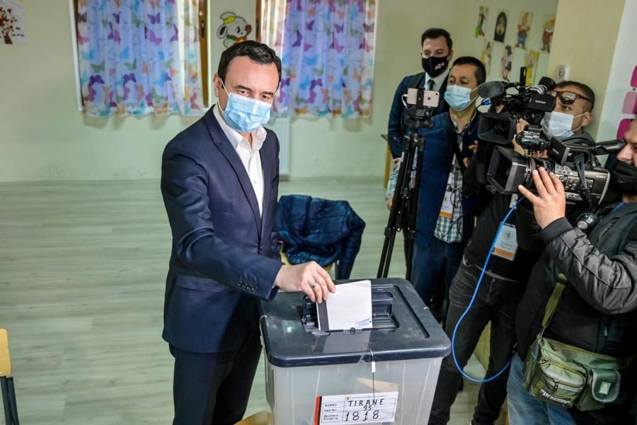 Albin Kurti rikthehet në Kosovë: Votimi është detyrë qytetare