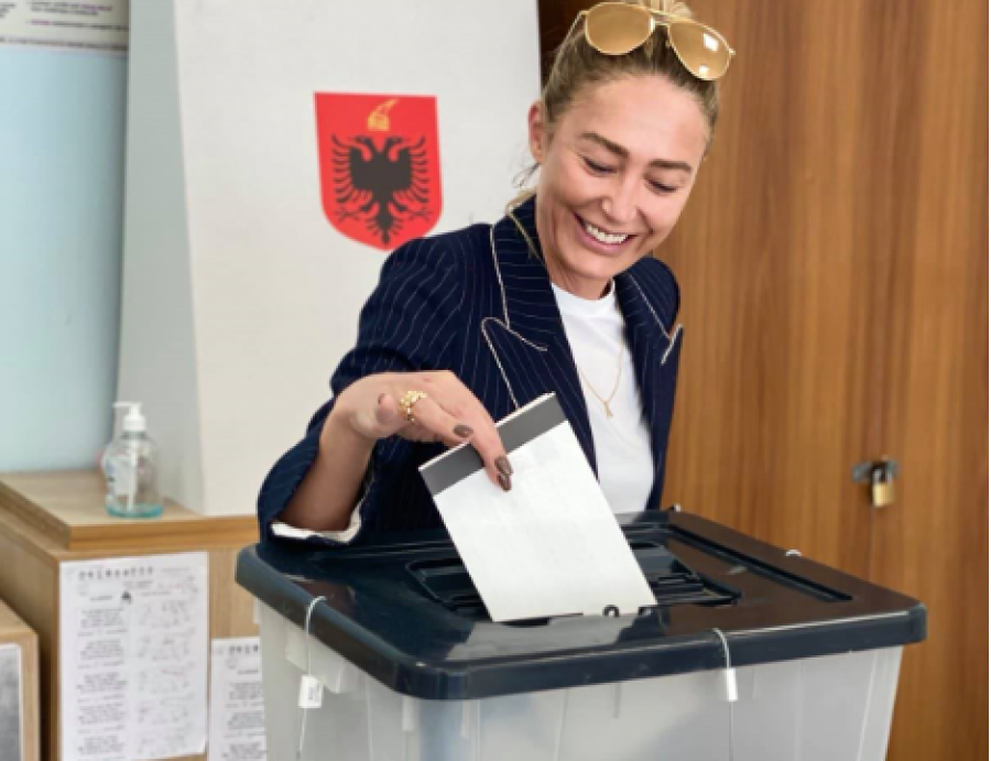  Edhe Anita Haradinaj voton në zgjedhjet në Shqipëri, ka një mesazh për qytetarët 