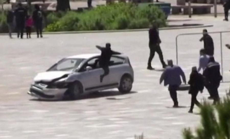 BBC raporton për incidentin në Shqipëri: Një person kërcen përmes dritares për ta ndaluar shoferin e rrezikshëm